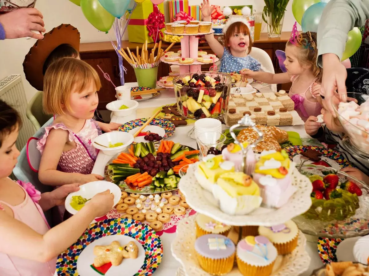 Skrypt urodzinowy 8 lat: konkursy dla dzieci, śmieszne i zabawne gry w domu. Jak świętować urodziny dzieci w domu? 24621_15