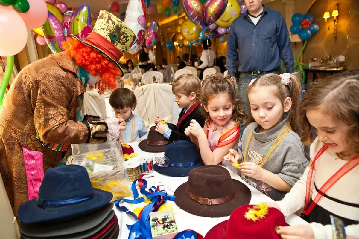 Geburtstag Skript 8 Jahre: Wettbewerbe für Kinder, lustig und lustige Spiele zu Hause. Wie kommt man zum Kindergeburtstag zu Hause feiern? 24621_19