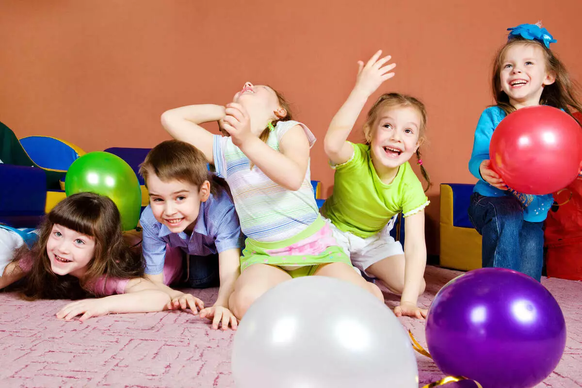 Verjaardagscript 8 jaar: wedstrijden voor kinderen, grappige en leuke games thuis. Hoe de verjaardag van de kinderen thuis te vieren? 24621_35