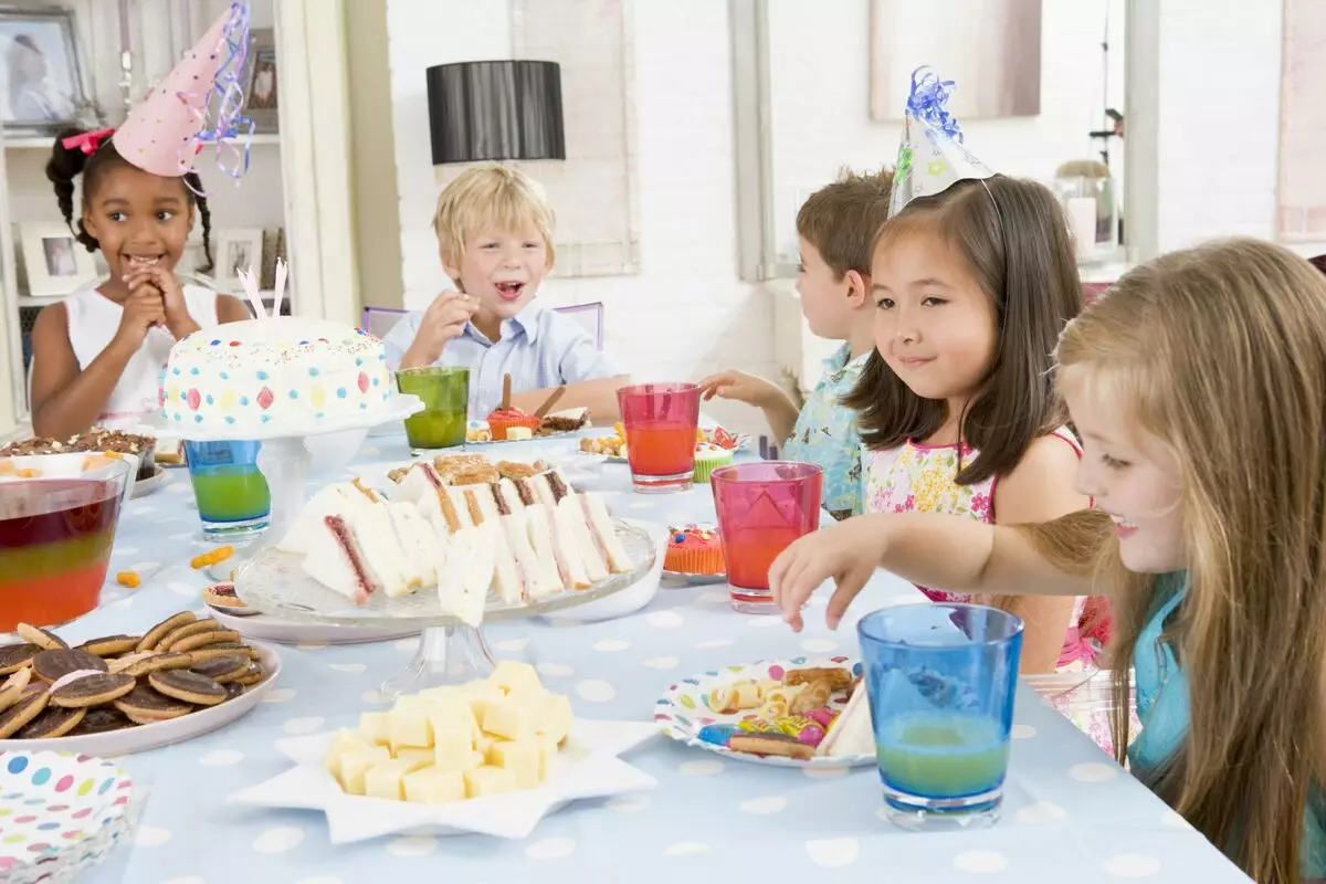 Ziua de naștere 8 ani: concursuri pentru copii, jocuri amuzante și distractive la domiciliu. Cum să sărbătoriți ziua de naștere a copiilor acasă? 24621_43