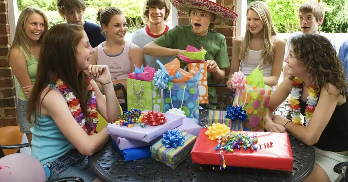 Gimtadienio mergaitės 13 metų: scenarijai ir konkursai. Kaip švęsti namuose su draugais? Juokingi žaidimai idėjos 24624_12