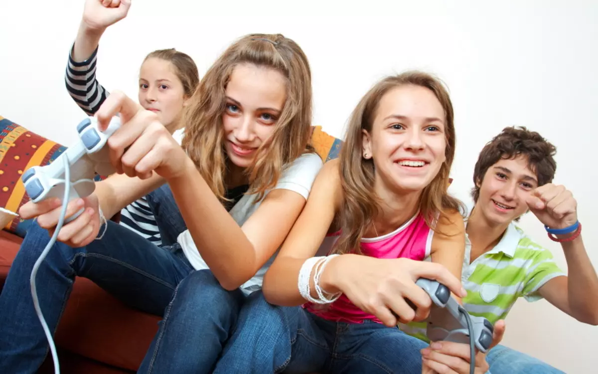 Meninas de aniversário 13 anos de idade: cenários e concursos. Como celebrar em casa com os amigos? Idéias de jogos engraçados 24624_27