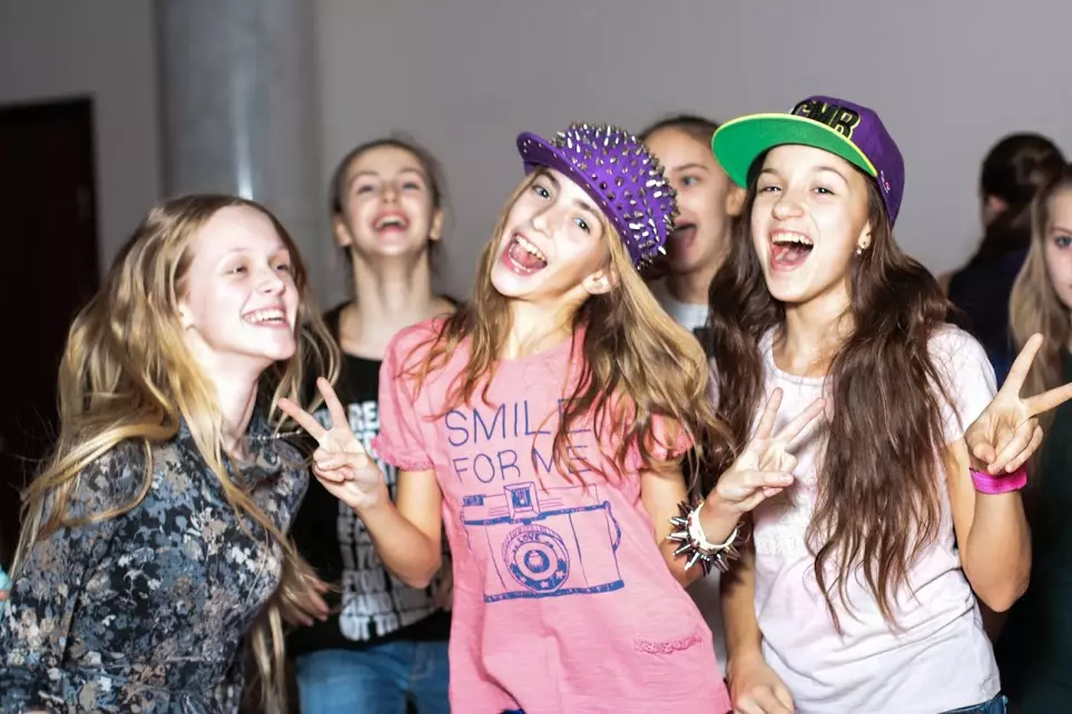 Sinh nhật Girls 13 tuổi: Kịch bản và cuộc thi. Làm thế nào để ăn mừng tại nhà với bạn bè? Ý tưởng của các trò chơi vui nhộn 24624_28