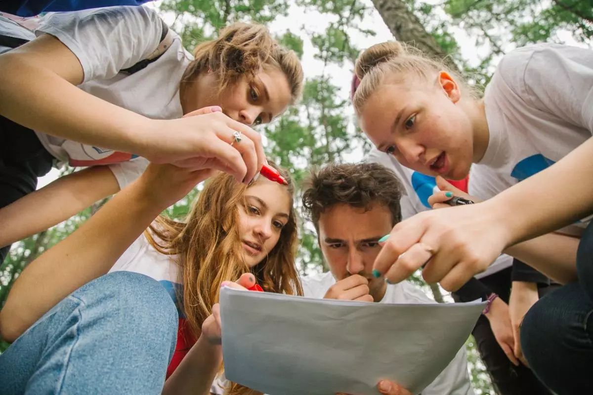 Chicas de cumpleaños 13 años: escenarios y concursos. ¿Cómo celebrar en casa con amigos? Ideas de juegos divertidos 24624_6