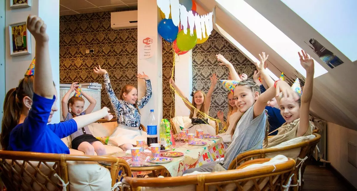 9年的生日场景：家中儿童的比赛，男孩和女孩的搞笑和有趣的游戏。如何在家庆祝孩子们的生日？ 24626_12