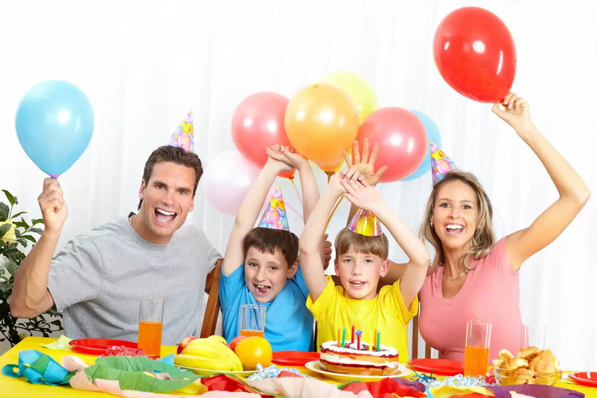 Skenari i ditëlindjes për 9 vjet: Konkurse për fëmijët në shtëpi, lojëra qesharake dhe zbavitëse për djemtë dhe vajzat. Si të festoni ditëlindjen e fëmijëve në shtëpi? 24626_2