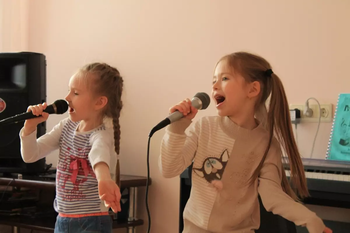 Syntymäpäivä Skenaario 9 vuotta: Kilpailut lapsille kotona, hauskoja ja hauskoja pelejä pojille ja tytöille. Kuinka juhlia lasten syntymäpäivä kotona? 24626_35