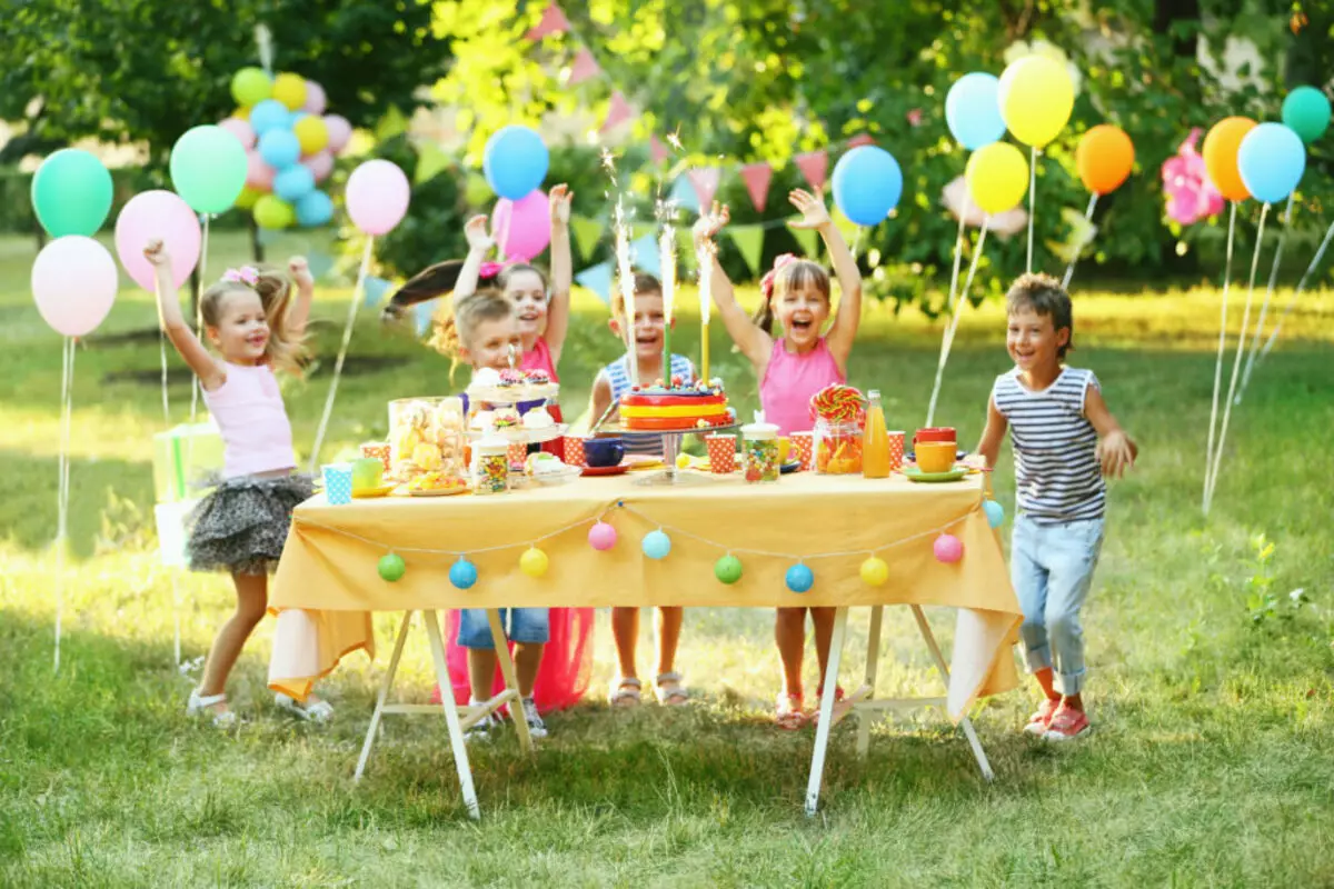 Skenario Ulang Tahun selama 9 tahun: Kompetisi untuk anak-anak di rumah, permainan lucu dan menyenangkan untuk anak laki-laki dan perempuan. Bagaimana cara merayakan ulang tahun anak-anak di rumah? 24626_6