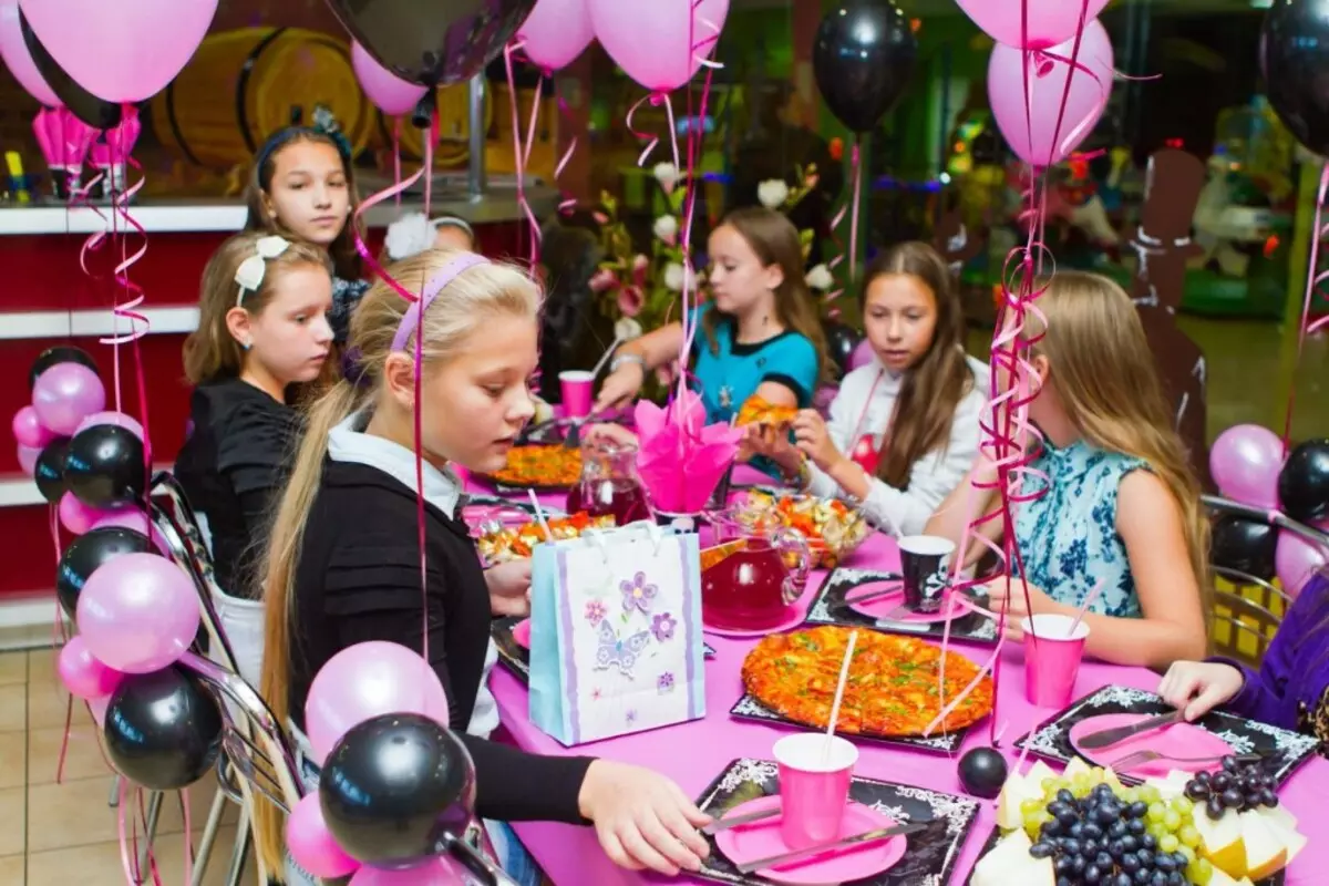 Födelsedagsskript Flickor 11 år gammal: tävlingar och spel hemma med vänner. Hur man firar ett barns semester? Roliga idéer firande i lägenheten 24627_21