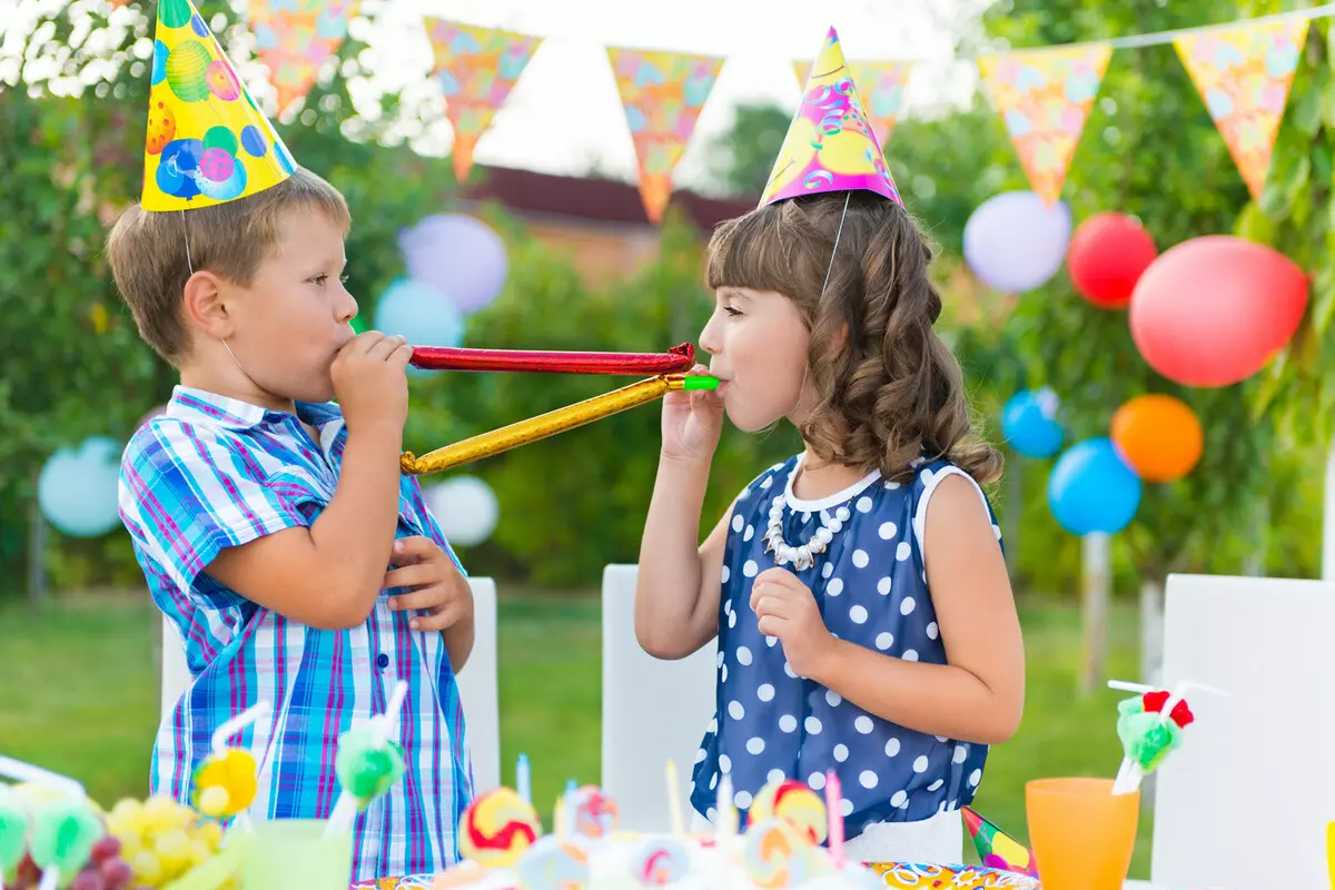 Födelsedagsskript Flickor 11 år gammal: tävlingar och spel hemma med vänner. Hur man firar ett barns semester? Roliga idéer firande i lägenheten 24627_28