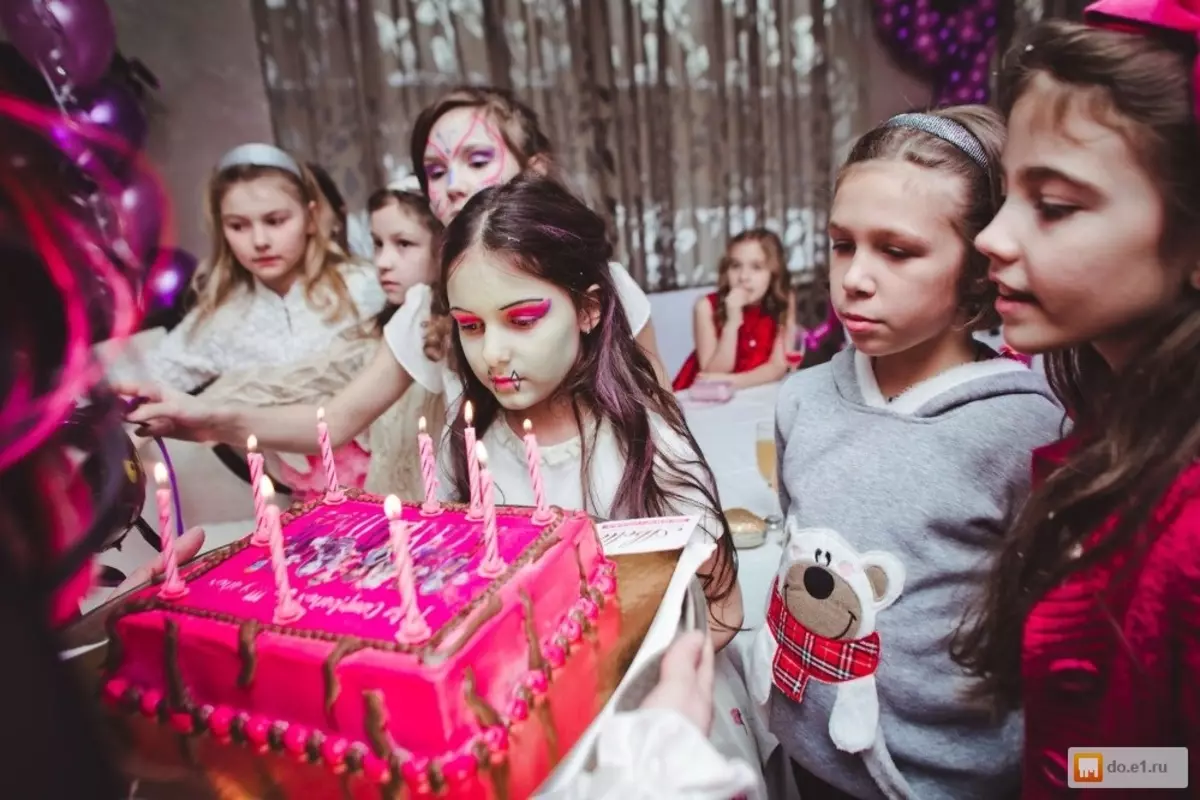 Рожден ден скрипт момичета на 11 години: състезания и игри у дома с приятели. Как да празнуват празник на детето? Смешни идеи празник в апартамента 24627_3