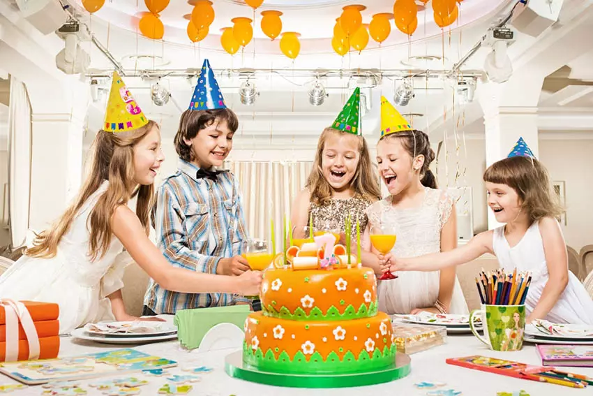 Рожден ден скрипт момичета на 11 години: състезания и игри у дома с приятели. Как да празнуват празник на детето? Смешни идеи празник в апартамента 24627_4
