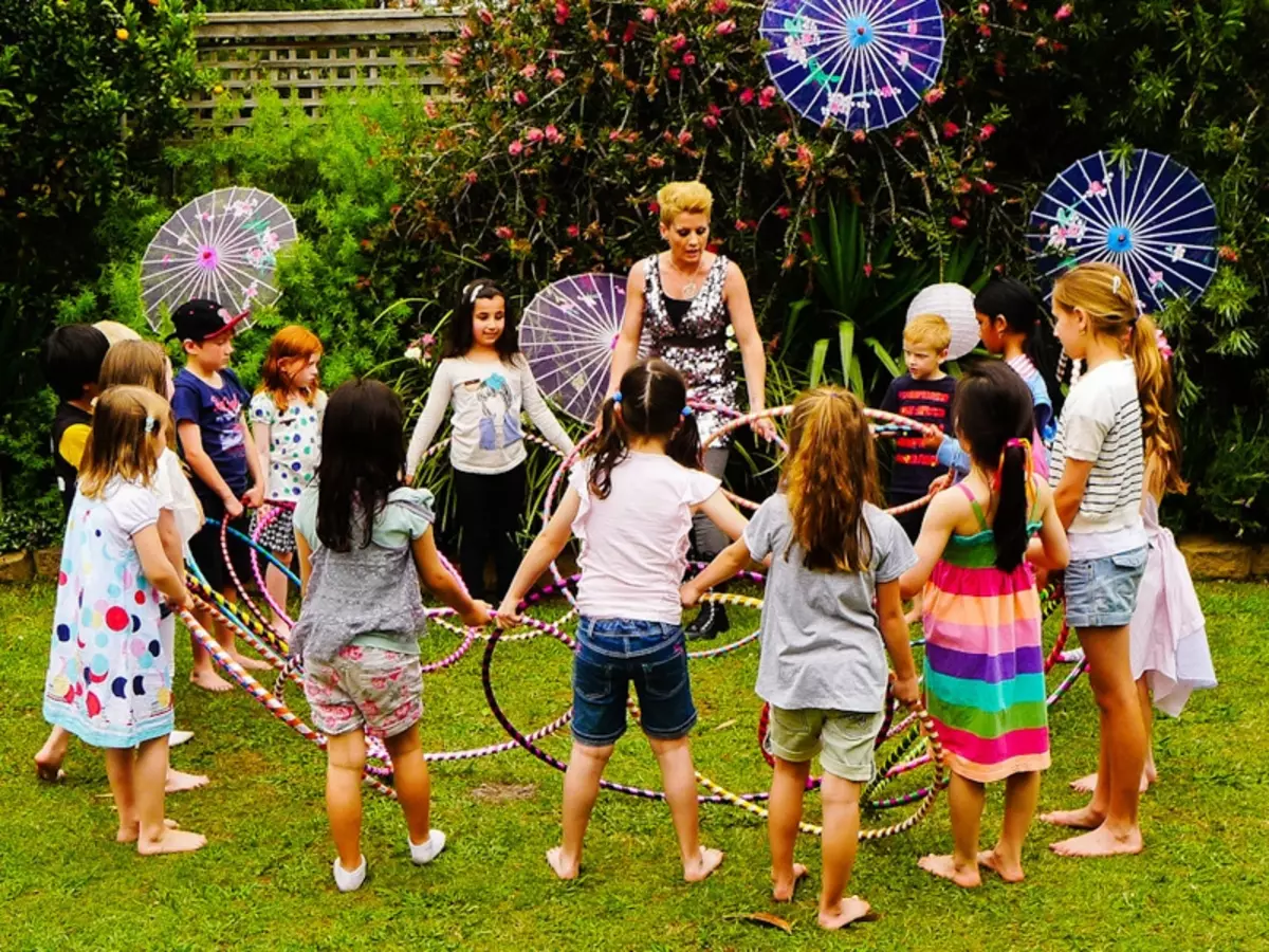 Födelsedagsskript Flickor 11 år gammal: tävlingar och spel hemma med vänner. Hur man firar ett barns semester? Roliga idéer firande i lägenheten 24627_5