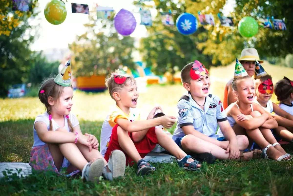 Bagaimana cara merayakan ulang tahun seorang anak? Bagaimana cara menghabiskan perayaan anak-anak di rumah? Kami merayakan hari libur remaja di bowling dan tempat lain, ide, dan tugas 24628_17