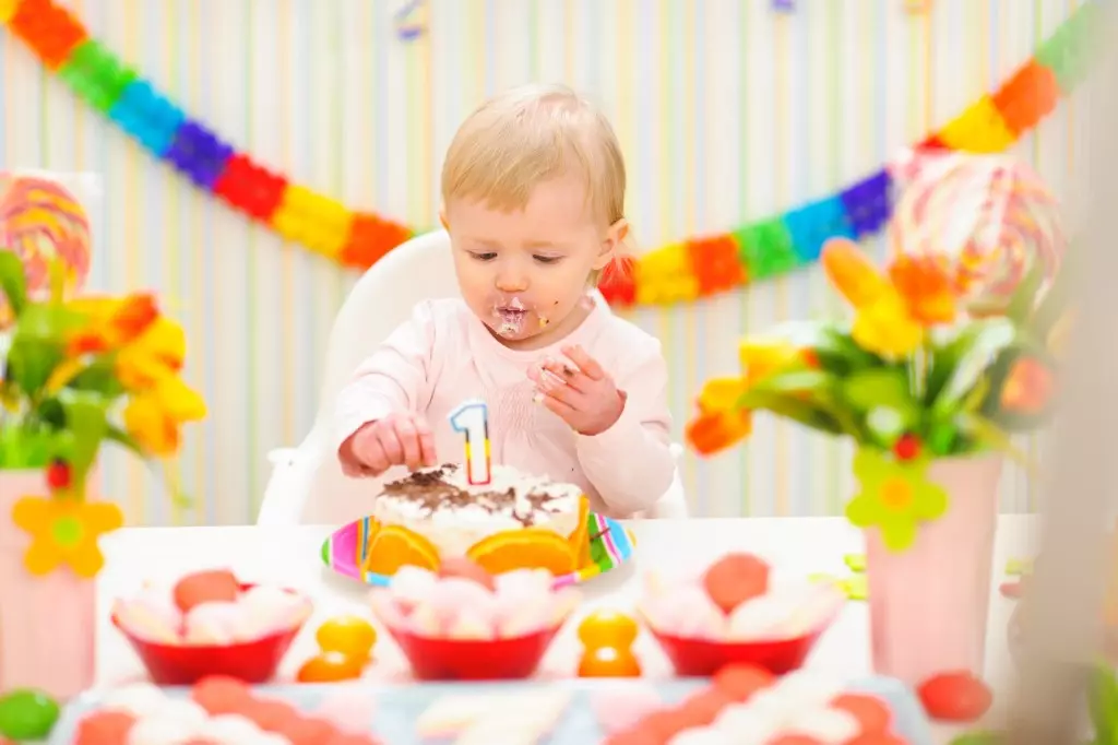 Jak świętować urodziny dziecka? Jak spędzić uroczystość dzieci w domu? Świętujemy święto nastolatka w kręgle i innych miejscach, pomysłach i zadaniach 24628_18