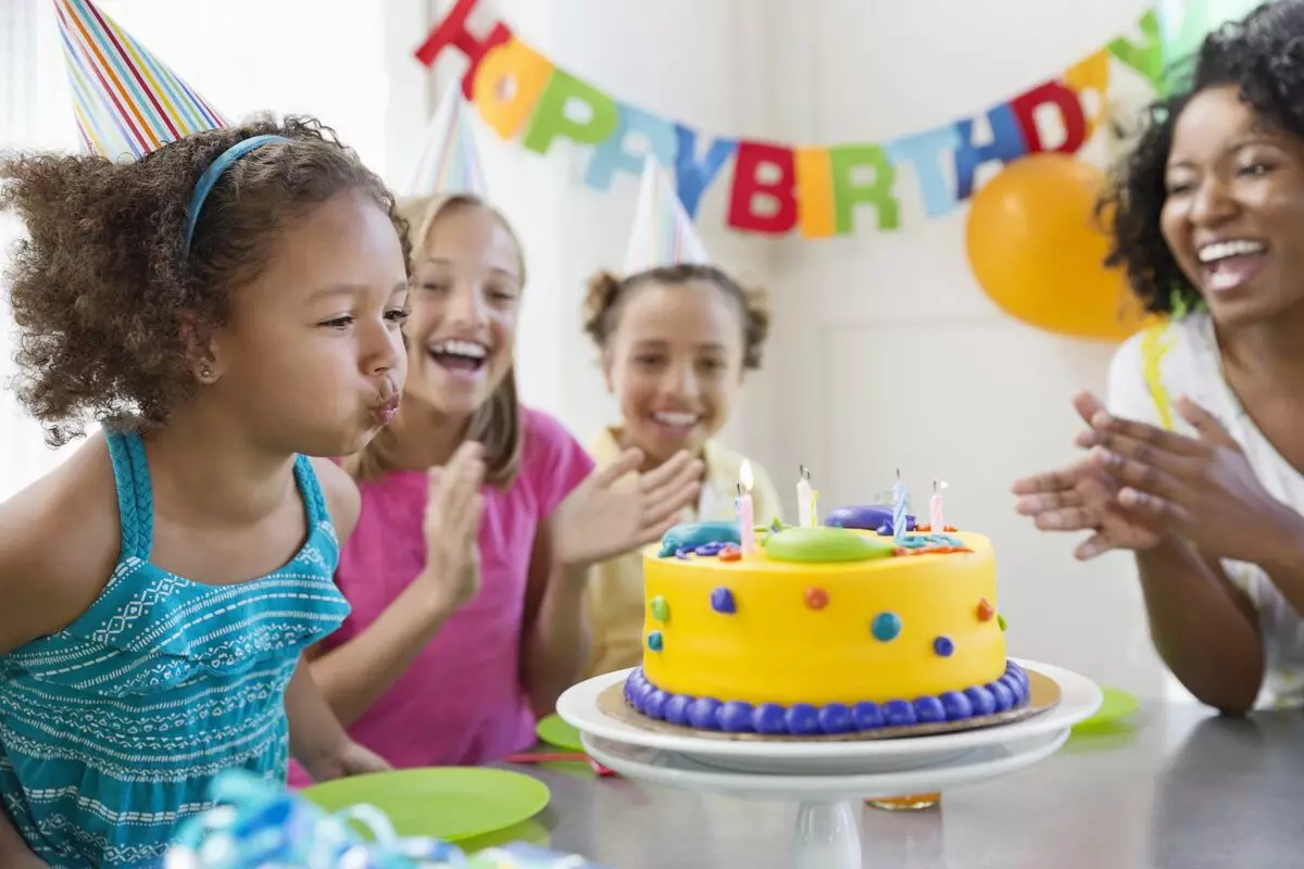Bagaimana cara merayakan ulang tahun seorang anak? Bagaimana cara menghabiskan perayaan anak-anak di rumah? Kami merayakan hari libur remaja di bowling dan tempat lain, ide, dan tugas 24628_2