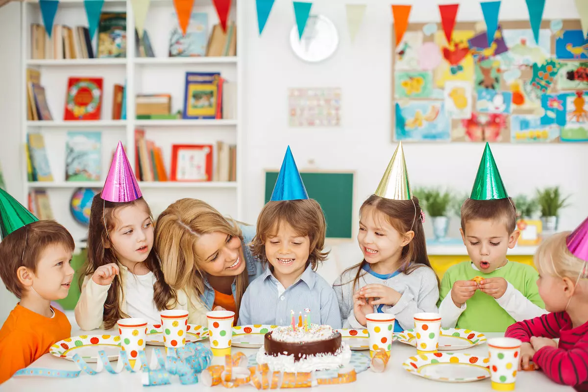 Hogyan ünnepeljük a gyermek születésnapját? Hogyan töltsünk egy gyermek ünnepét otthon? Megünnepeljük a tinédzser nyaralását a bowlingban és más helyeken, ötletekben és feladatokban 24628_24