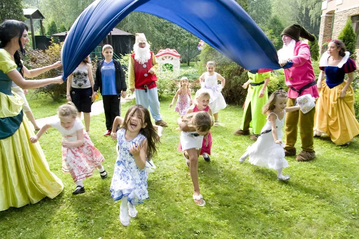 Hvordan feire bursdagen til et barn? Hvordan tilbringe en barns feiring hjemme? Vi feirer ferien til tenåringen i bowling og andre steder, ideer og oppgaver 24628_25