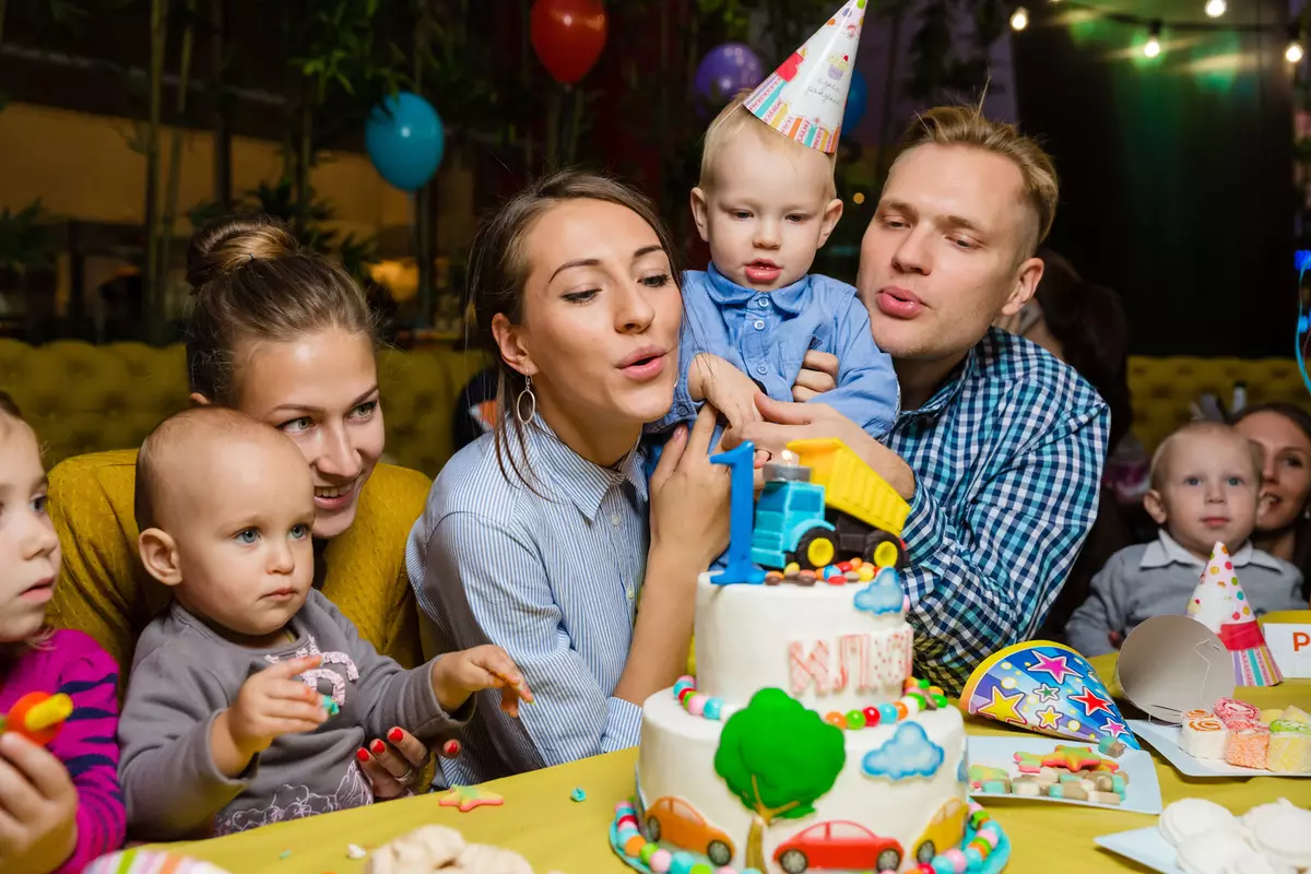 Wéi feieren een Gebuertsdag vun engem Kand? Wéi verbréngt op eng Kannerfeier doheem? Mir feieren d'Vakanz vum Teenager an Bowling an aner Plazen, Iddien an Aufgaben 24628_3