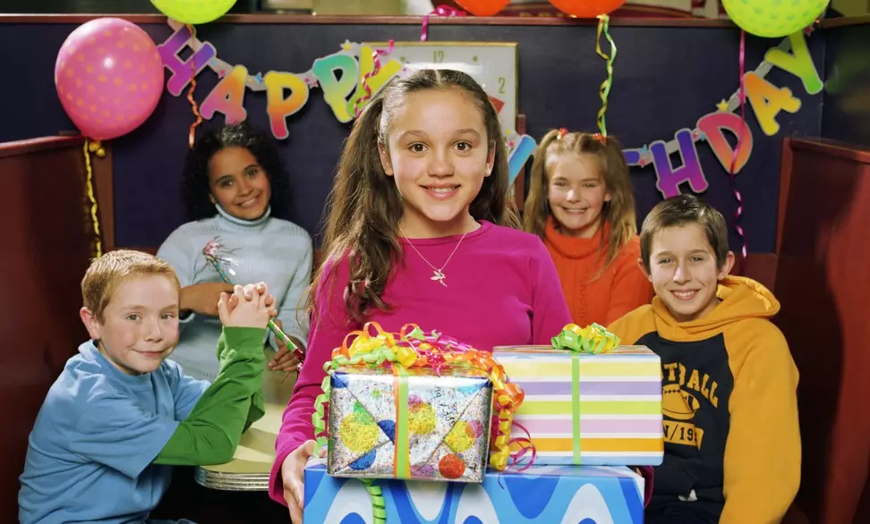 Bagaimana cara merayakan ulang tahun seorang anak? Bagaimana cara menghabiskan perayaan anak-anak di rumah? Kami merayakan hari libur remaja di bowling dan tempat lain, ide, dan tugas 24628_33