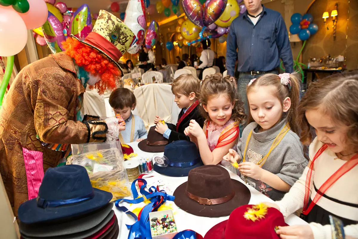 Bagaimana cara merayakan ulang tahun seorang anak? Bagaimana cara menghabiskan perayaan anak-anak di rumah? Kami merayakan hari libur remaja di bowling dan tempat lain, ide, dan tugas 24628_4