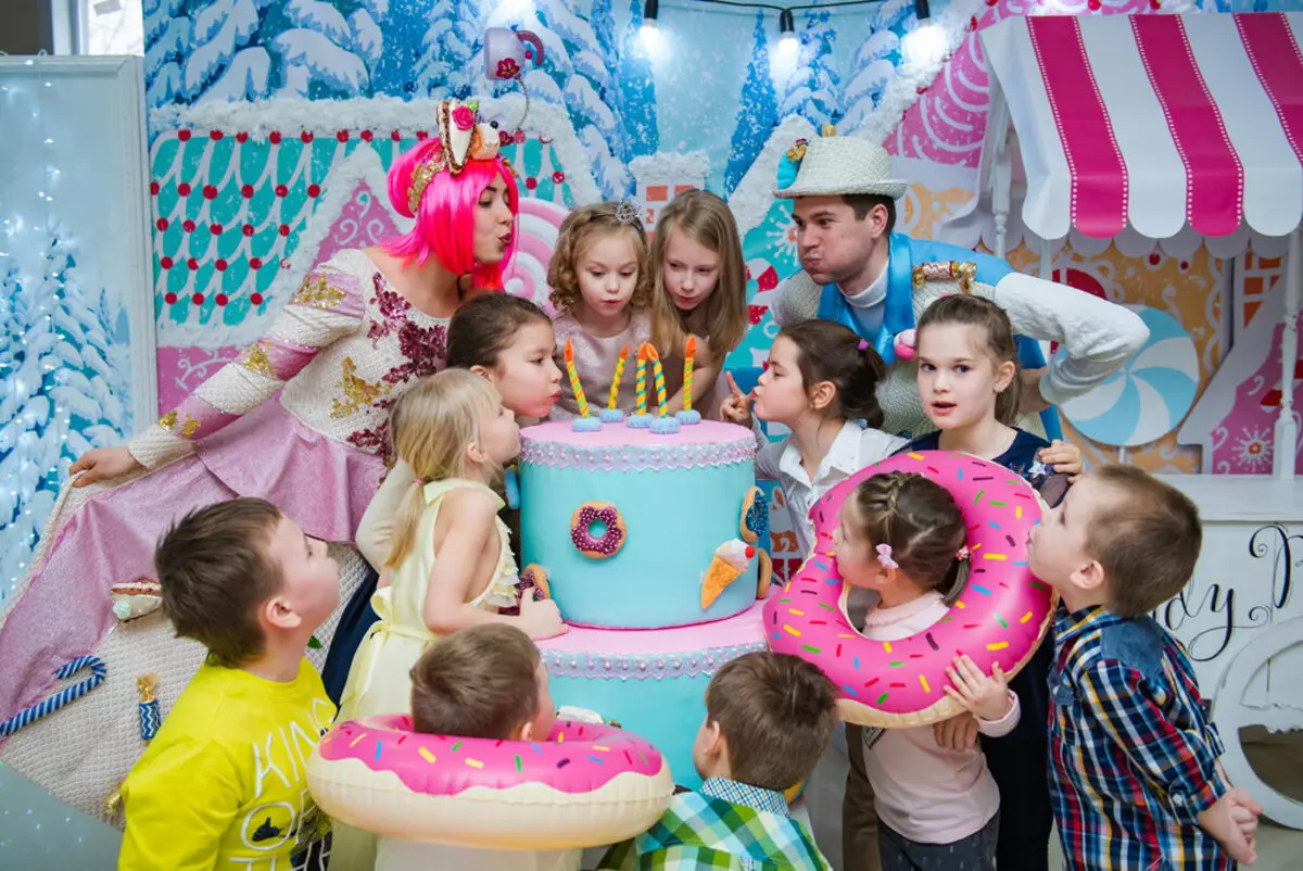 Si të festoni ditëlindjen e një fëmije? Si të kaloni një festë për fëmijë në shtëpi? Ne festojmë festën e adoleshentit në bowling dhe vende të tjera, ide dhe detyra 24628_49