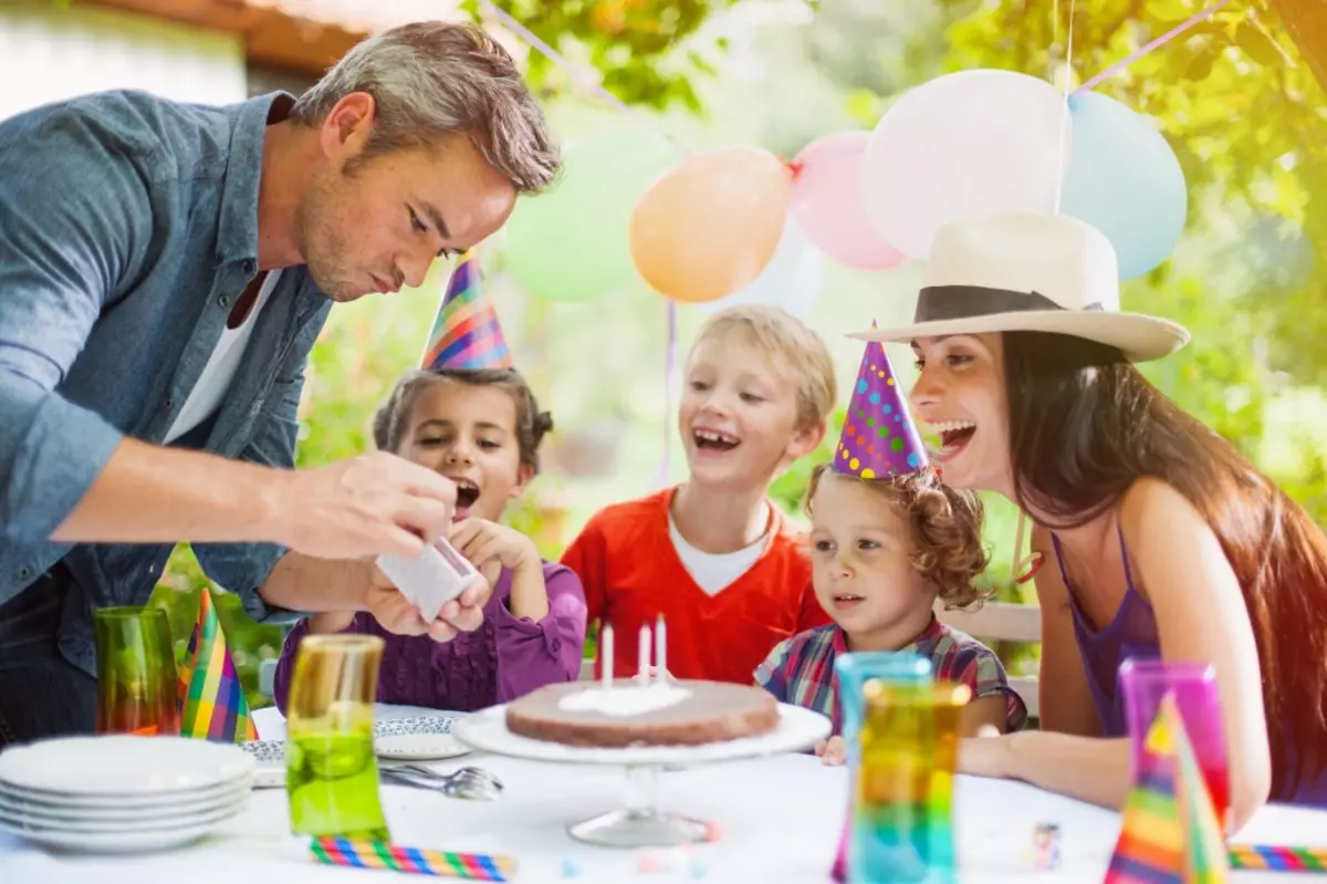 Bagaimana cara merayakan ulang tahun seorang anak? Bagaimana cara menghabiskan perayaan anak-anak di rumah? Kami merayakan hari libur remaja di bowling dan tempat lain, ide, dan tugas 24628_5