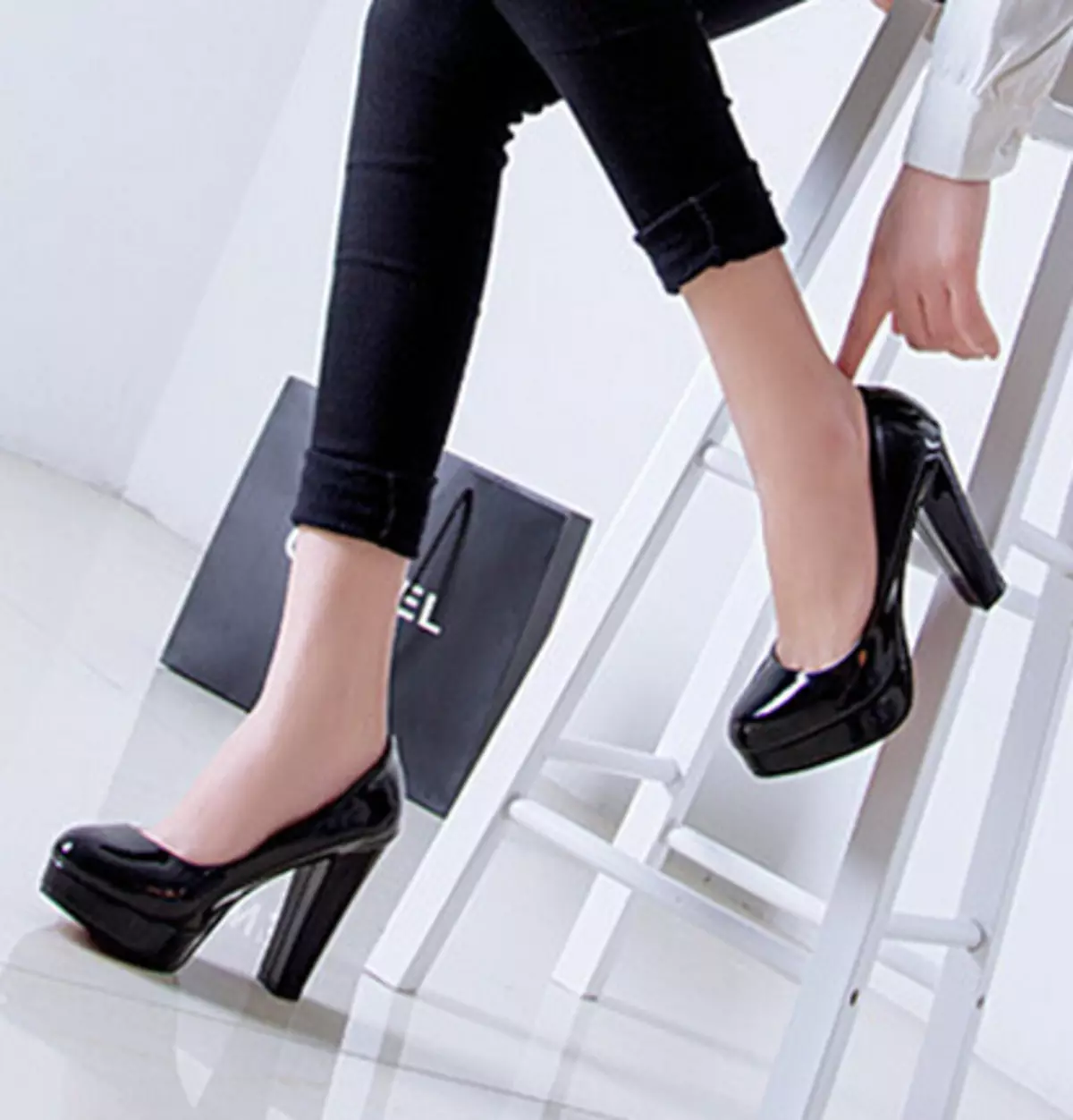 Zapatos de plataforma negra (60 fotos): modelo de camurça con cinta e noite clásica 2462_19