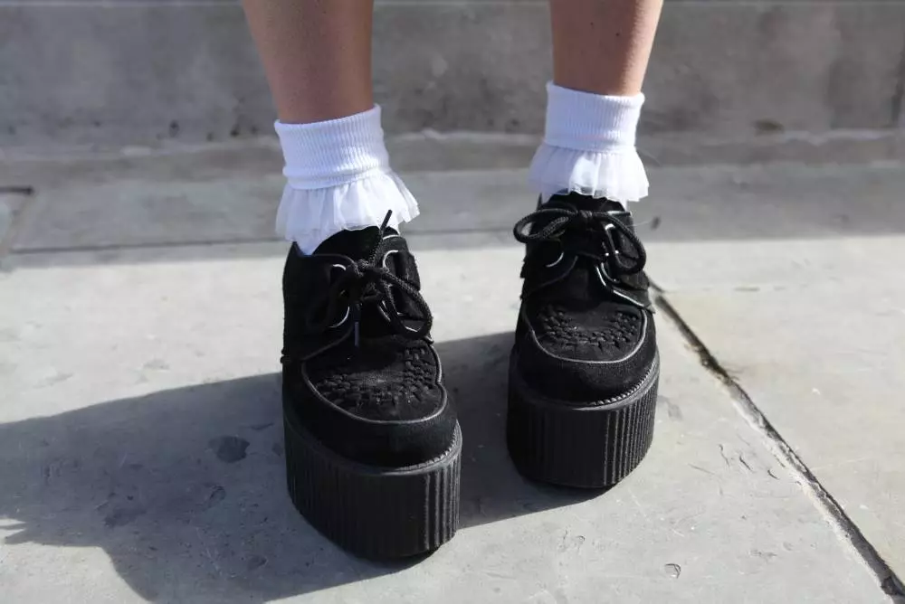 Zapatos de plataforma negra (60 fotos): modelo de camurça con cinta e noite clásica 2462_41