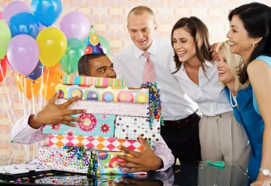 Bir erkeğin yıldönümünü 30 yıl nasıl kutlanır? Evde ve koca için evde yarışmalar ve mizah ile doğum günü senaryosu. Erkek bir tatil nasıl organize edilir? 24636_4