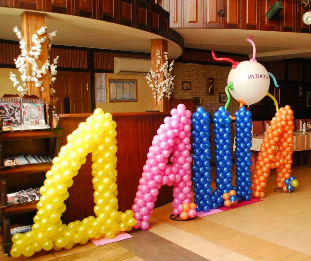 Zāles dekorēšana ar bumbiņām uz jubileju: sievietei un vīriešiem uz gadadienu 50 un 60, 30 un 35, 70 gadus veci un citos datumos ar baloniem 24641_11