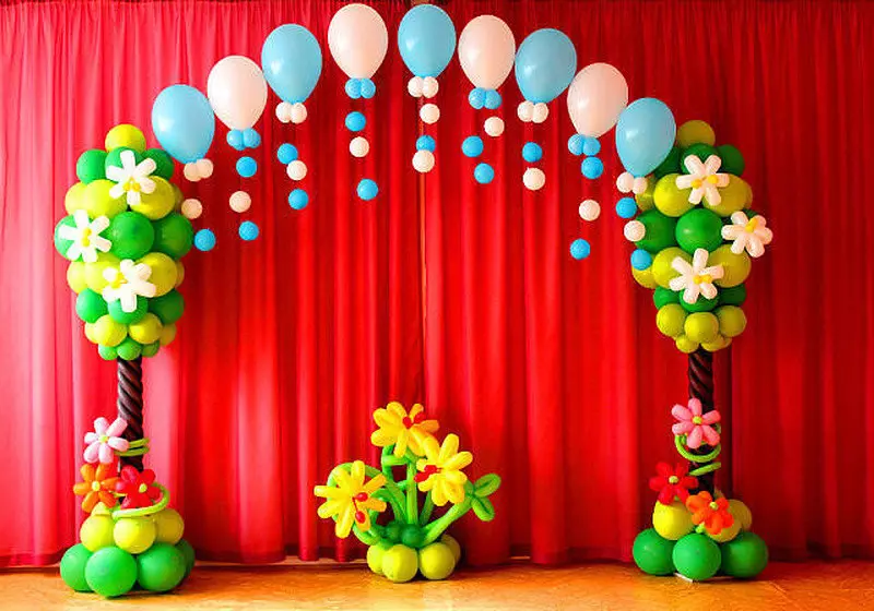 Zāles dekorēšana ar bumbiņām uz jubileju: sievietei un vīriešiem uz gadadienu 50 un 60, 30 un 35, 70 gadus veci un citos datumos ar baloniem 24641_13