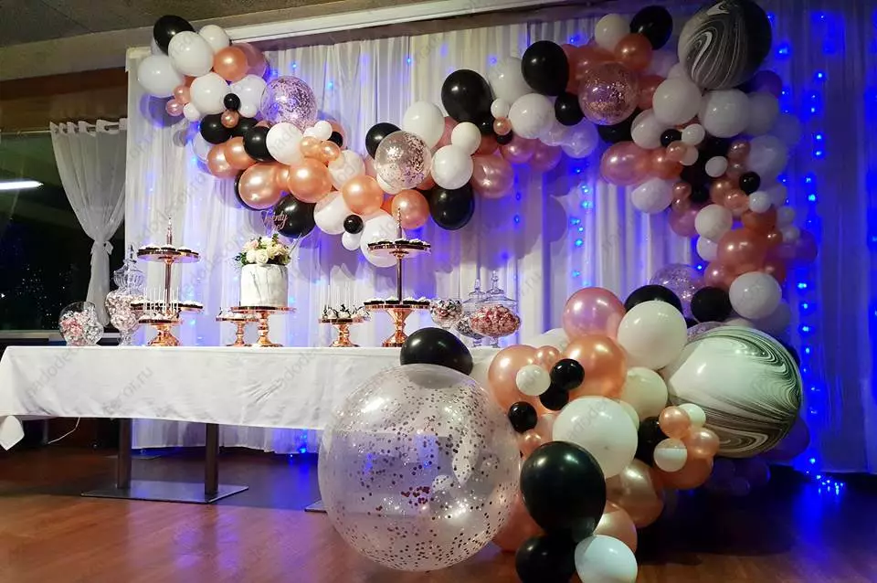 A decoración do salón con bolas no aniversario: para unha muller e homes nun aniversario de 50 e 60, 30 e 35, 70 anos e noutras datas por globos 24641_14
