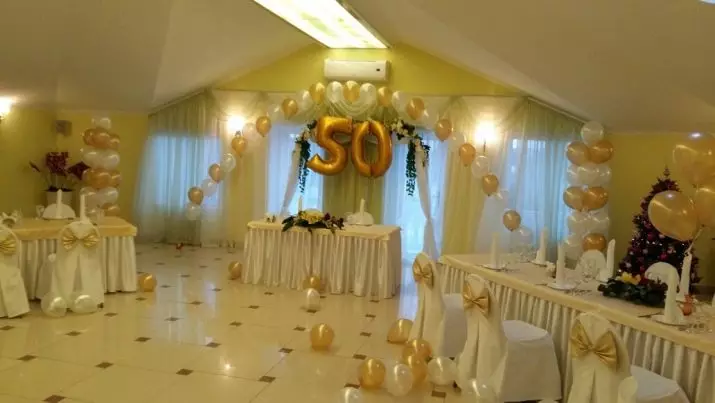 Dekorasjonen av hallen med baller på jubileumet: for en kvinne og menn på et jubileum på 50 og 60, 30 og 35, 70 år og i andre datoer etter ballonger 24641_15