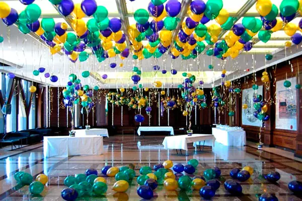 Dekorasjonen av hallen med baller på jubileumet: for en kvinne og menn på et jubileum på 50 og 60, 30 og 35, 70 år og i andre datoer etter ballonger 24641_17