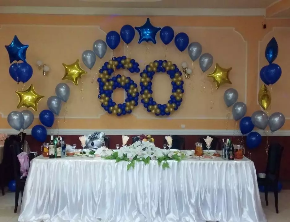 Zāles dekorēšana ar bumbiņām uz jubileju: sievietei un vīriešiem uz gadadienu 50 un 60, 30 un 35, 70 gadus veci un citos datumos ar baloniem 24641_18