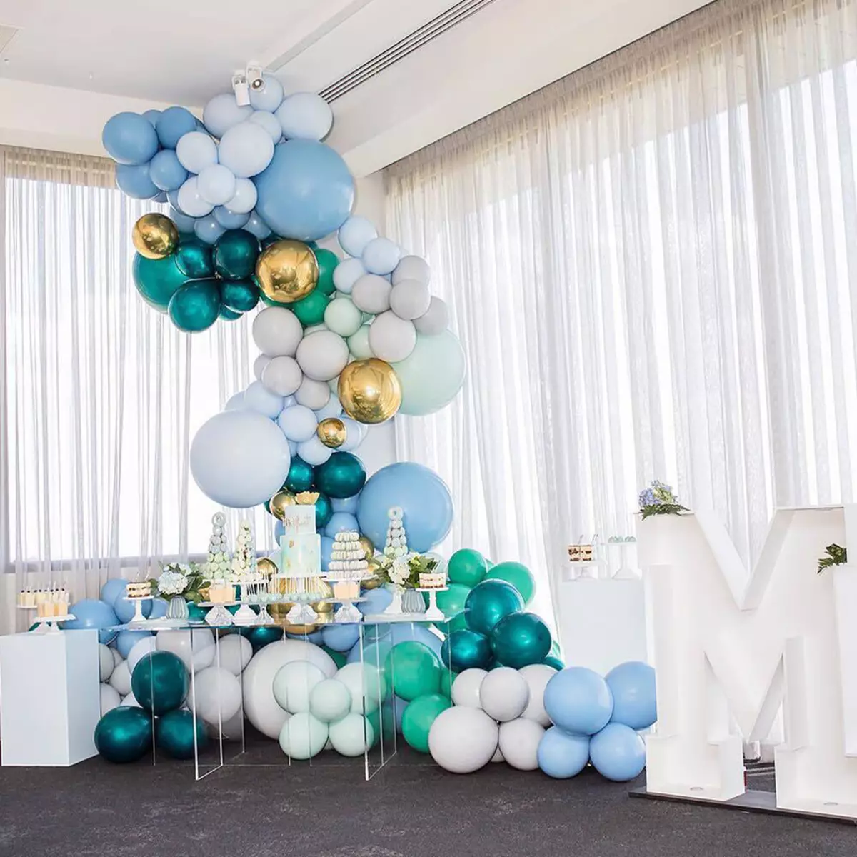A decoración do salón con bolas no aniversario: para unha muller e homes nun aniversario de 50 e 60, 30 e 35, 70 anos e noutras datas por globos 24641_19