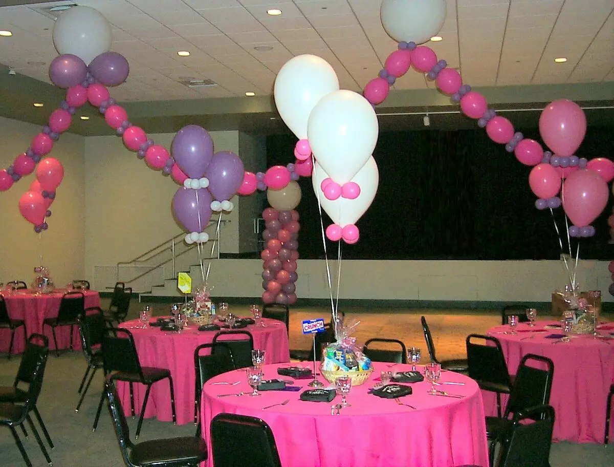 A decoración do salón con bolas no aniversario: para unha muller e homes nun aniversario de 50 e 60, 30 e 35, 70 anos e noutras datas por globos 24641_20
