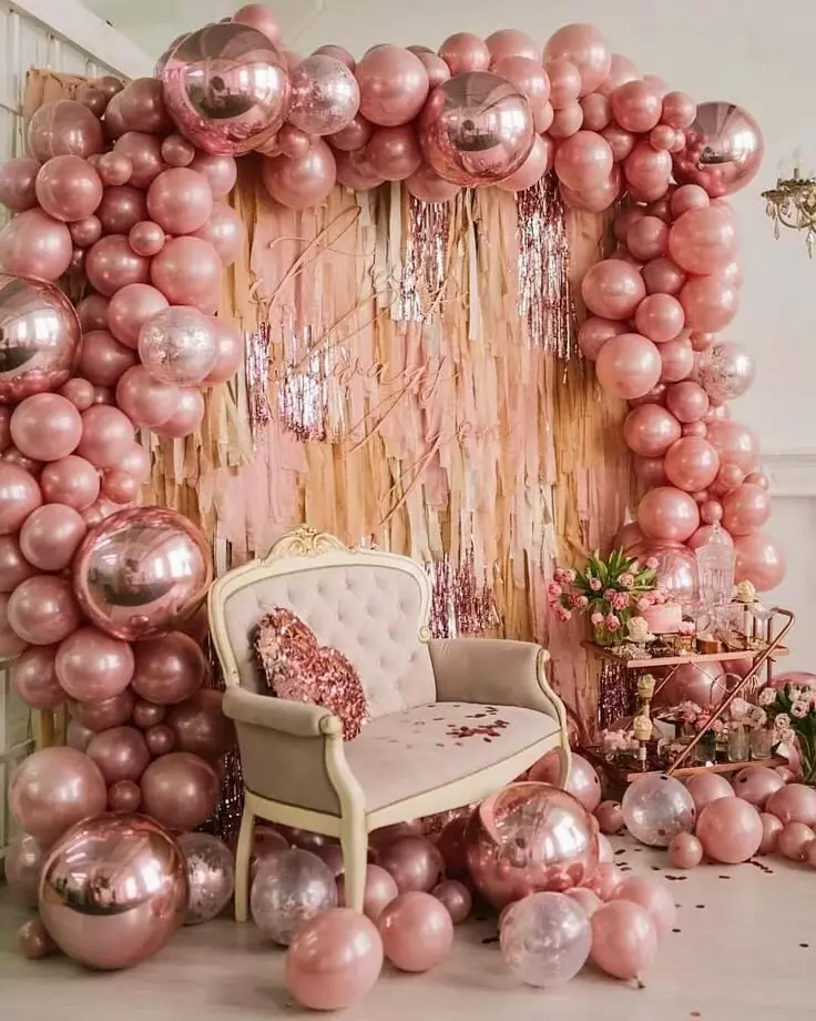 A decoración do salón con bolas no aniversario: para unha muller e homes nun aniversario de 50 e 60, 30 e 35, 70 anos e noutras datas por globos 24641_21