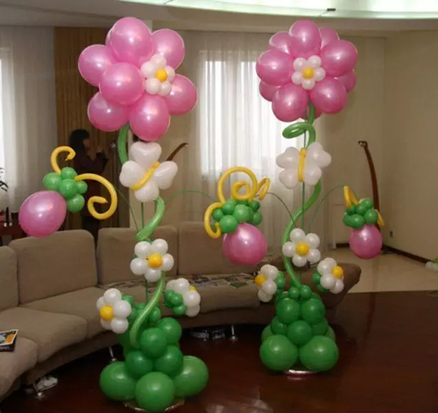 Zāles dekorēšana ar bumbiņām uz jubileju: sievietei un vīriešiem uz gadadienu 50 un 60, 30 un 35, 70 gadus veci un citos datumos ar baloniem 24641_22