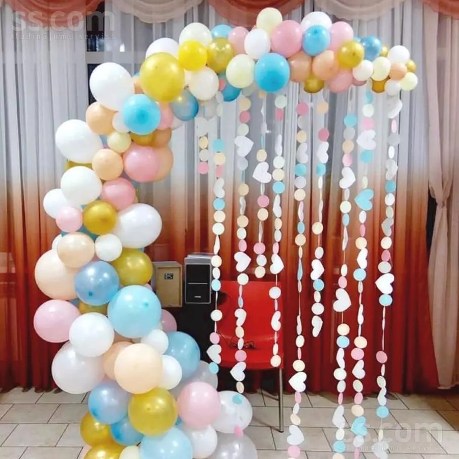 Zāles dekorēšana ar bumbiņām uz jubileju: sievietei un vīriešiem uz gadadienu 50 un 60, 30 un 35, 70 gadus veci un citos datumos ar baloniem 24641_24