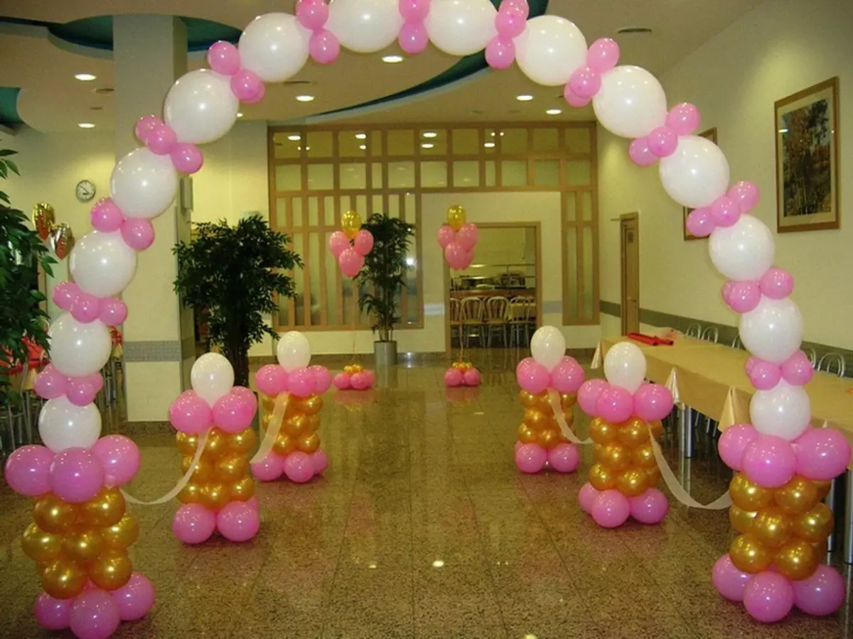 A decoración do salón con bolas no aniversario: para unha muller e homes nun aniversario de 50 e 60, 30 e 35, 70 anos e noutras datas por globos 24641_27