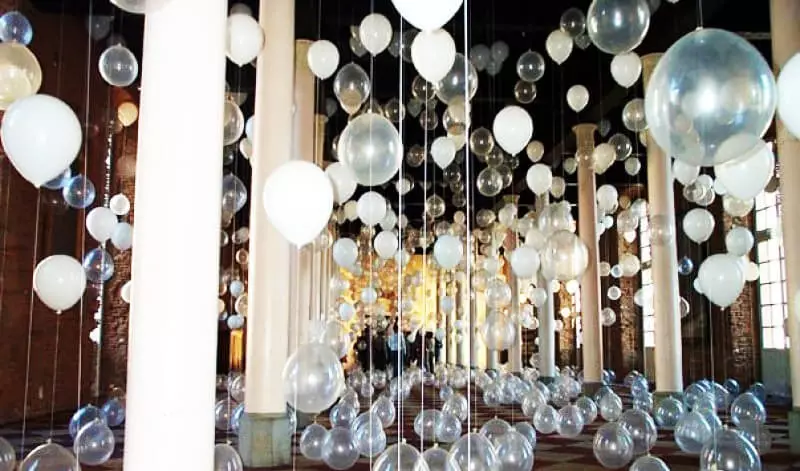 Zāles dekorēšana ar bumbiņām uz jubileju: sievietei un vīriešiem uz gadadienu 50 un 60, 30 un 35, 70 gadus veci un citos datumos ar baloniem 24641_28