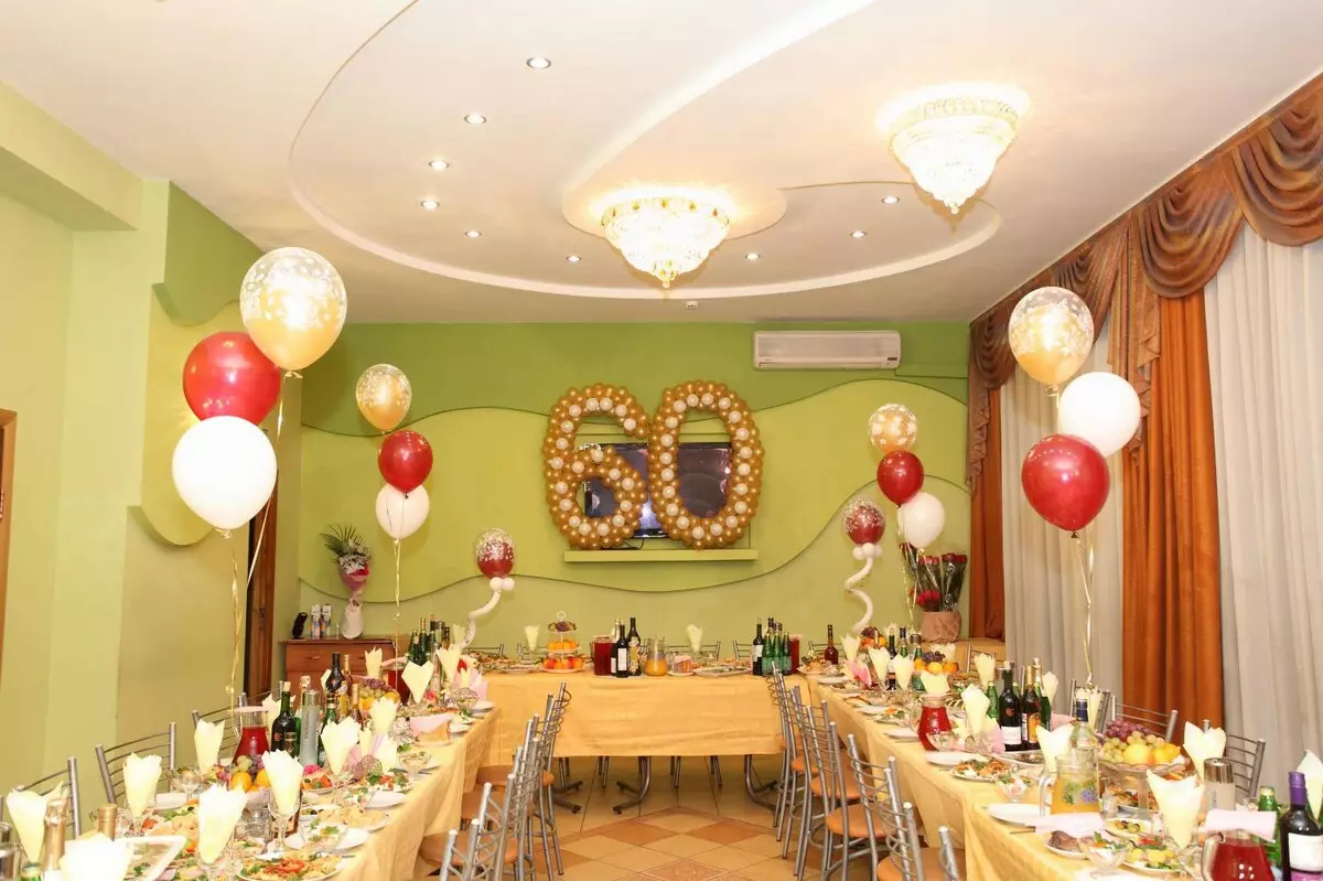 Zāles dekorēšana ar bumbiņām uz jubileju: sievietei un vīriešiem uz gadadienu 50 un 60, 30 un 35, 70 gadus veci un citos datumos ar baloniem 24641_3