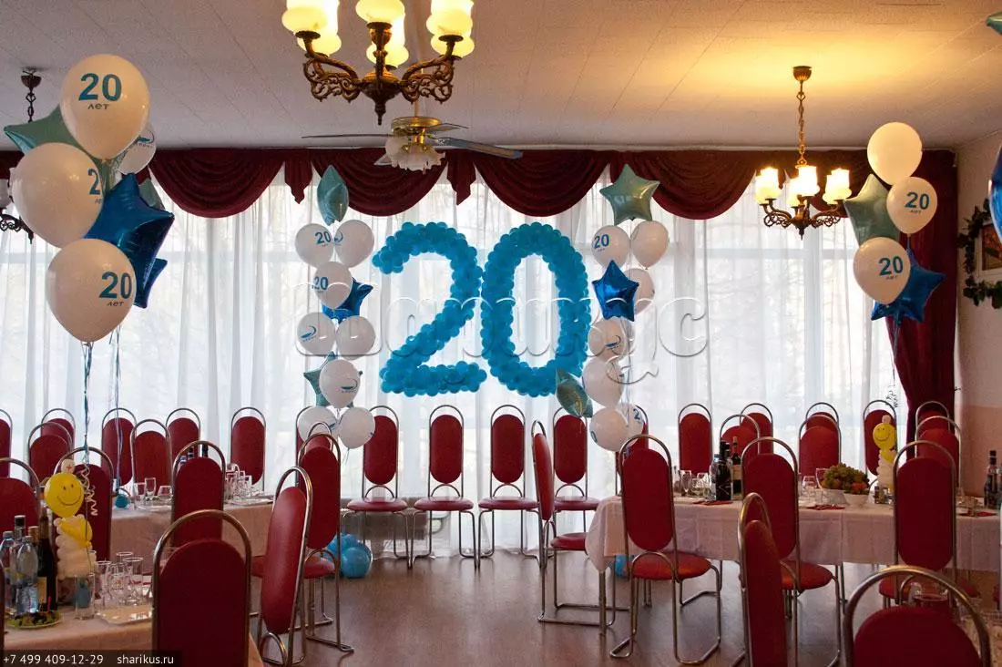Dekorasjonen av hallen med baller på jubileumet: for en kvinne og menn på et jubileum på 50 og 60, 30 og 35, 70 år og i andre datoer etter ballonger 24641_30
