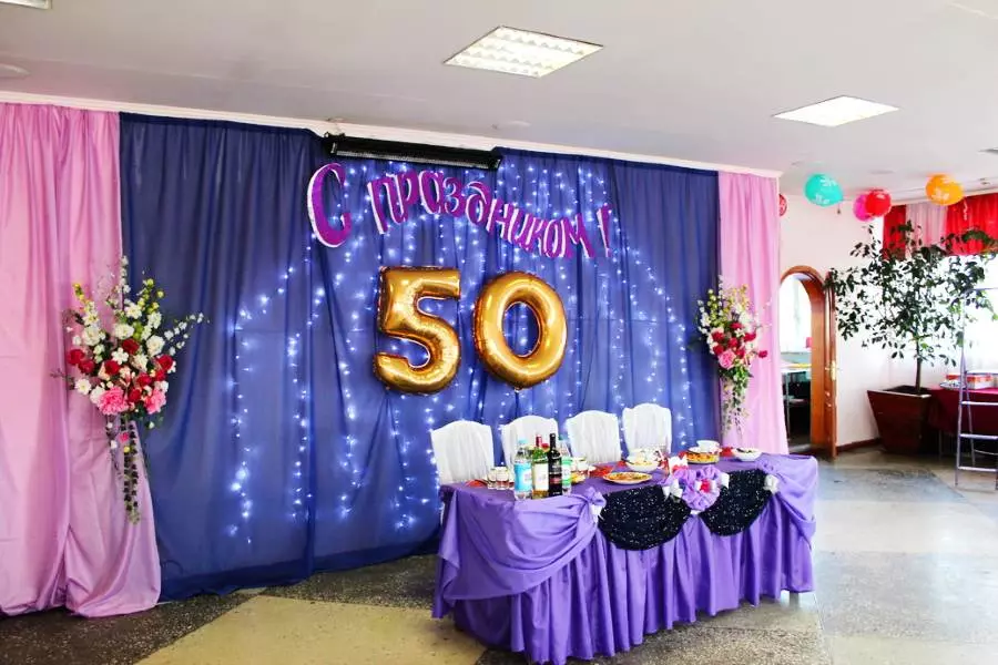 Zāles dekorēšana ar bumbiņām uz jubileju: sievietei un vīriešiem uz gadadienu 50 un 60, 30 un 35, 70 gadus veci un citos datumos ar baloniem 24641_31