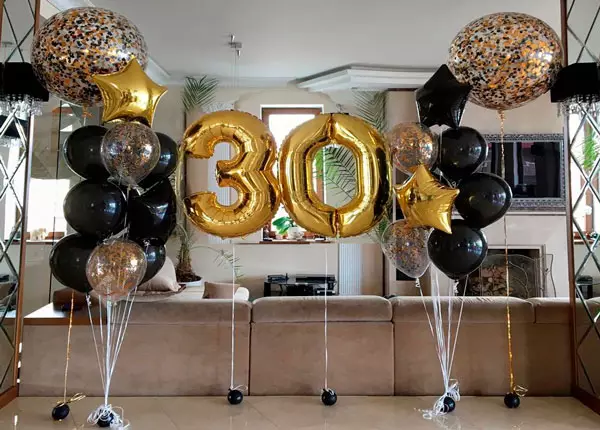 Dekorasjonen av hallen med baller på jubileumet: for en kvinne og menn på et jubileum på 50 og 60, 30 og 35, 70 år og i andre datoer etter ballonger 24641_32