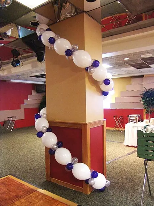 Zāles dekorēšana ar bumbiņām uz jubileju: sievietei un vīriešiem uz gadadienu 50 un 60, 30 un 35, 70 gadus veci un citos datumos ar baloniem 24641_39