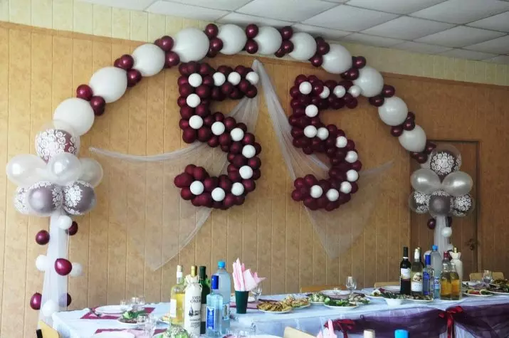 La décoration de la salle avec des balles à l'anniversaire: pour une femme et des hommes sur un anniversaire de 50 et 60, 30 et 35 ans, 70 ans et dans d'autres dates de ballons 24641_4