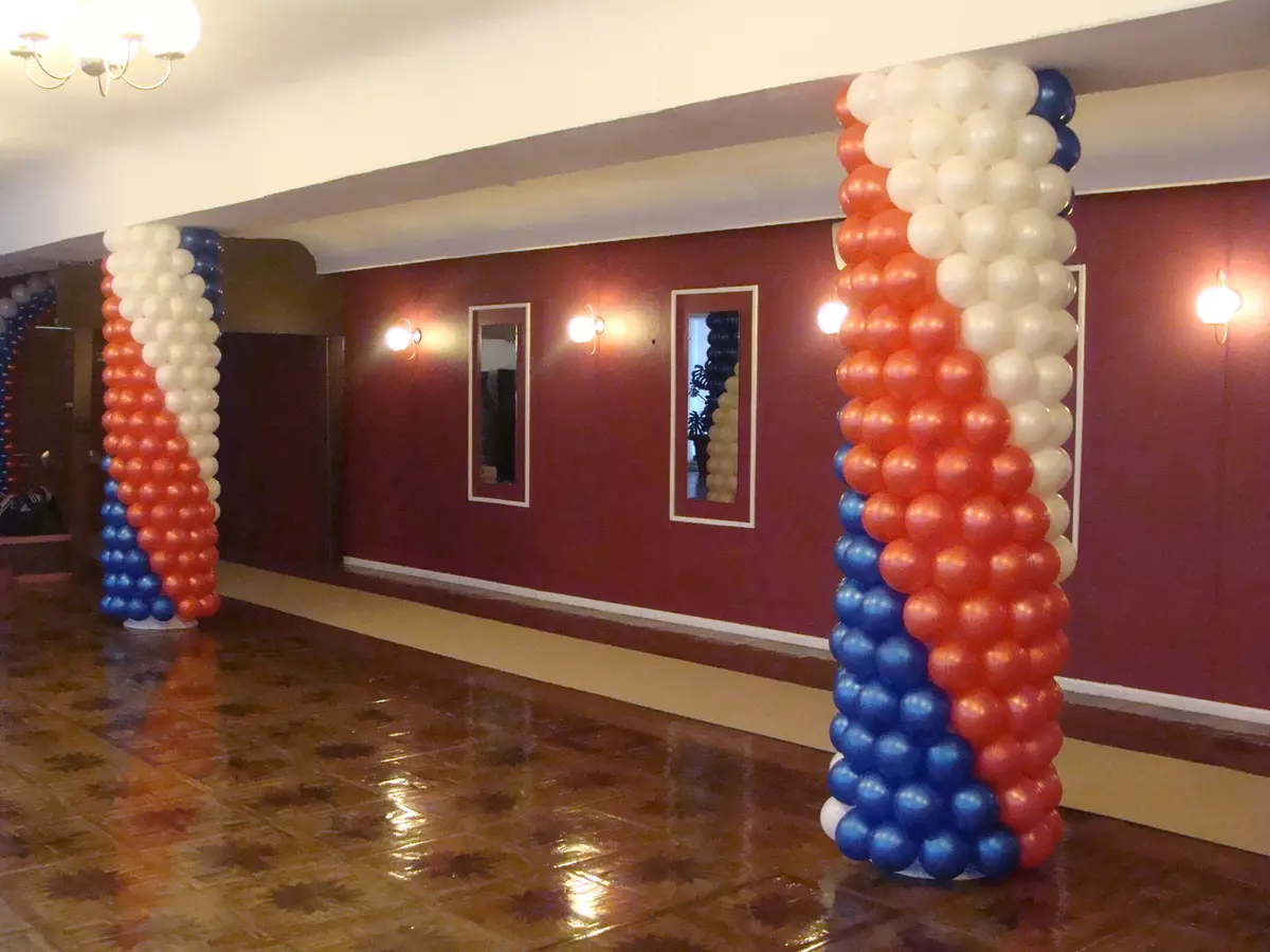 Zāles dekorēšana ar bumbiņām uz jubileju: sievietei un vīriešiem uz gadadienu 50 un 60, 30 un 35, 70 gadus veci un citos datumos ar baloniem 24641_40